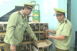 Trên xe có hơn 3 ngàn chai rượu không có hóa đơn, chứng từ.