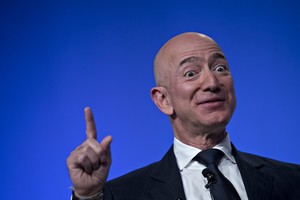 Nhà sáng lập Amazon Jeff Bezos đang là người giàu nhất thế giới.