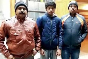 Thakkar (giữa) trốn nhà đi ngủ lề đường, rửa chén thuê vì không muốn tiếp tục việc học. Ảnh: Time of india.