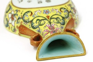 Chiếc bình rất đặc biệt vì nó đi kèm với dòng chữ của Hoàng đế Càn Long.