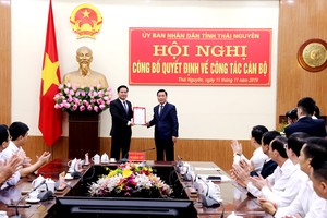 Phó Bí thư Tỉnh  ủy, Chủ tịch UBND tỉnh Thái Nguyên Vũ Hồng Bắc trao quyết định và chúc mừng tân Phó Chủ tịch Lê Quang Tiến.