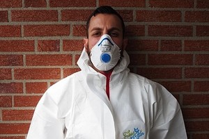 Tugrul trở thành nhân viên dọn vệ sinh dù có bằng thạc sĩ. Ảnh: Vice.