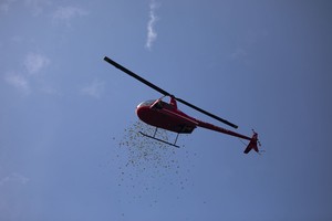 Chiếc trực thăng thả những phong bì đỏ, lì xì cho các vị khách đến tham dự đám cưới. Ảnh: qq.