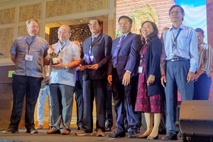 Kỹ sư Hồ Quang Cua (thứ 3, từ trái qua) nhận giải Gạo ngon nhất thế giới năm 2019 cho gạo ST24. (Ảnh: N.V.).