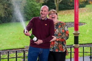 David và Lynne Price (phải) khui sâm panh ăn mừng gia đình nhận được liên tiếp hai tin vui lớn trong đời. Ảnh: APA.