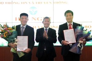 Thứ trưởng Nguyễn Thành Hưng trao quyết định và chúc mừng các đồng chí Đỗ Công Anh, Nguyễn Hồng Thắng.