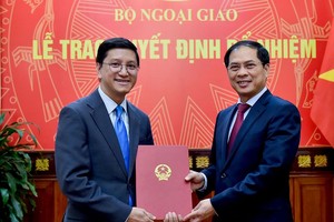 Thứ trưởng Bùi Thanh Sơn trao quyết định cho ông Nguyễn Thanh Hải.