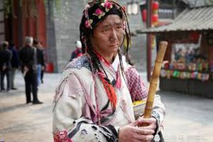 Lý đóng giả ăn mày thời cổ tại khu du lịch.