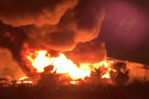 Lửa đỏ bốc lên từ một trong các du thuyền gặp nạn.