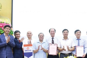 Ông Nguyễn Đình Thắng, Chủ tịch HĐQT LienVietPostBank (đứng thứ 6 từ trái sang) và đại diện UBND tỉnh Bắc Ninh tại lễ ký kết thỏa thuận.