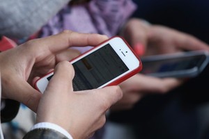 57% người trưởng thành Mỹ thường xuyên truy cập tin tức bằng điện thoại thông minh và máy tính bảng. (Nguồn: Getty Images)