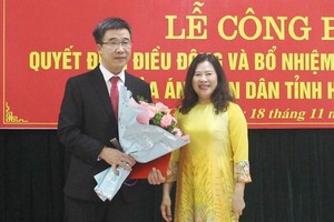 Phó Chánh án Tòa án nhân dân tối cao Nguyễn Thị Hiền trao quyết định cho đồng chí Chu Thành Quang.