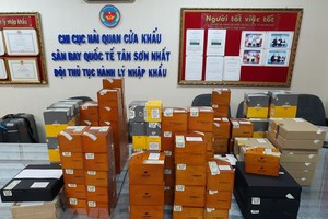 Số xì gà bị lực lượng hải quan thu giữ tại Sân bay quốc tế Tân Sơn Nhất. (Ảnh: Anh Tuấn/TTXVN)