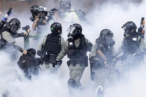 Cảnh sát chống bạo động bắt người biểu tình tại Đại học Bách khoa Hong Kong ngày 19/11. Ảnh: AP.