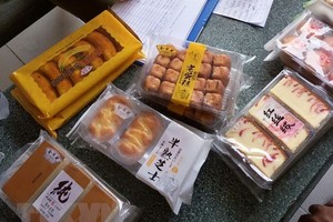 Cục Quản lý thị trường Thành phố Hồ Chí Minh thu giữ hơn 5.400 bánh bông lan không giấy tờ. (Ảnh: TTXVN)