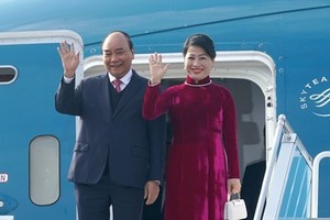 Thủ tướng Nguyễn Xuân Phúc và Phu nhân tại Busan, Hàn Quốc, ngày 24/11. Ảnh: Chinhphu.vn.