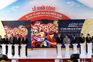 Đại biểu Chính phủ Việt Nam - Thái Lan - Tập đoàn SCG thực hiện nghi thức khởi công Dự án Tổ hợp hóa dầu Miền Nam.