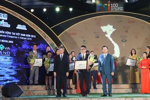 Đại diện Tập đoàn Novaland vinh dự nhận giải thưởng.