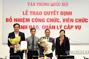 Trưởng Ban Dân nguyện Nguyễn Thanh Hải và Phó Bí thư Thường trực Đảng ủy cơ quan Văn phòng Quốc hội Nguyễn Đức Thụ trao quyết định cho các ông: Trần Hồng Cẩn, Đinh Văn Bản.