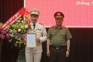 Thượng tướng Nguyễn Văn Thành trao quyết định cho Đại tá Vũ Hồng Văn.