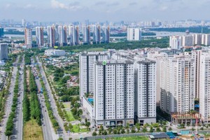 Thương hiệu Novaland với biểu tượng là khối Rubik màu xanh lá liên tục được thắp sáng tại các khu vực trọng điểm của TP.HCM.