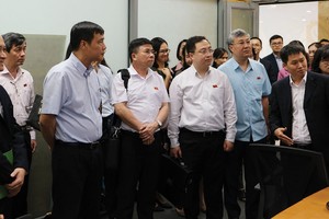 Các đại biểu Quốc hội tìm hiểu về thị trường chứng khoán tại Sở Giao dịch chứng khoán Hà Nội, tháng 7/2019.