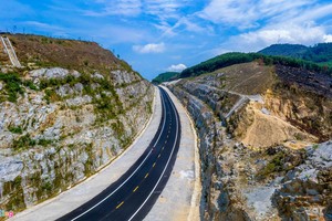 Một đoạn cao tốc Bắc Nam, đoạn La Sơn - Túy Loan đang trong giai đoạn hoàn thiện.