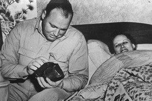 Ann Hodges cùng chồng quan sát mảnh thiên thạch. Ảnh: Vintage News Daily.