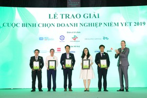 Ông Dominic Scriven (phải), Chủ tịch Dragon Capital chúc mừng TOP 5 doanh nghiệp vốn hóa nhỏ giải Quản trị công ty