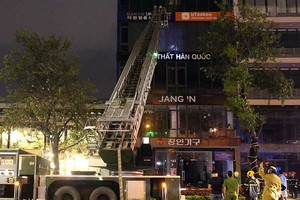 Xe thang được cảnh sát huy động đến hiện trường. Ảnh: N.H.