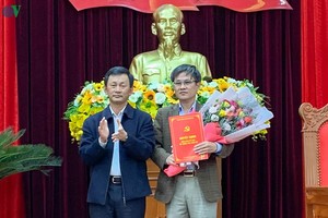 Trao quyết định của Ban Bí thư chỉ định ông Nguyễn Xuân Phước tham gia Ủy viên Ban chấp hành Đảng bộ tỉnh Gia Lai nhiệm kỳ 2015-2020.