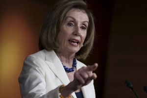 Chủ tịch Hạ viện Mỹ Nancy Pelosi chỉ tay tức giận về phía nam phóng viên tại tòa nhà quốc hội ở Washington hôm 5/12. Ảnh: AP.