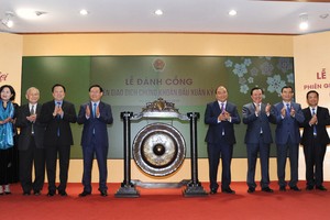 Lãnh đạo Chính phủ và ngành tài chính khai trương phiên giao dịch đầu tiên năm 2019.