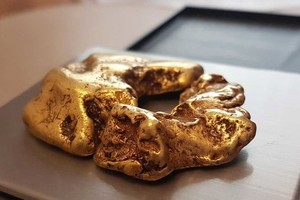 Nặng khoảng 121,3 gram, cục vàng 22 Kara này là phát hiện lớn nhất ở Anh và nó có một lỗ nhỏ ở giữa. Cục vàng được tìm thấy tách rời hai mảnh nhưng khi ghép lại thì khớp với nhau một cách hoàn hảo, và được lấy tên là The Reunion Nugget (Cục vàng hợp nhất ).