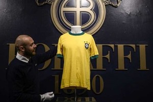 Chiếc áo đấu của Pele có giá lên đến 30.000 euro. (Nguồn: AFP)