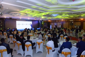 Khách hàng được tư vấn chuyên sâu để lựa chọn căn hộ ưng ý.