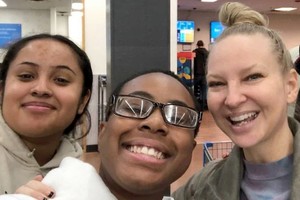 Sia (ngoài cùng phải) bị người hâm mộ nhận ra. Ảnh: Boredpanda.