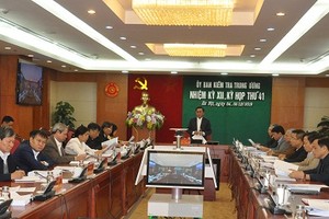 Đồng chí Trần Cẩm Tú, Bí thư Trung ương Đảng, Chủ nhiệm Ủy ban Kiểm tra Trung ương chủ trì kỳ họp.