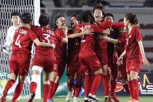 Niềm vui của đội tuyển bóng đá nữ Việt Nam khi nhận huy chương vàng.