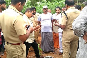 B Rathnakaran Pillai gặp may khi đào được hũ tiền cổ sau khi trúng số. Ảnh: News Minute.