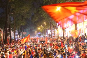 Người hâm mộ “rực cháy” cùng chiến thắng của đội tuyển U22 Việt Nam