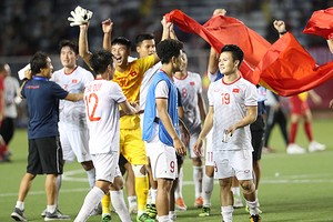 Cầu thủ, ban huấn luyện U22 Việt Nam sau chiến thắng trước Indonesia tại trận chung kết SEA Games. Ảnh: Đức Đồng.
