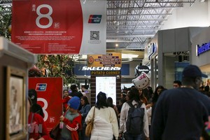 Người dân mua sắm trong dịp Lễ Tạ ơn ở Ontario, California của Mỹ, ngày 28/11 vừa qua. (Ảnh: THX/TTXVN).