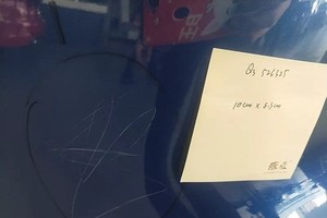 Vết xước trên một trong 10 chiếc xe Audi do bé gái 3 tuổi gây ra. Ảnh: Guilin News.