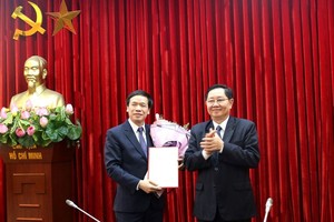 Bộ trưởng Lê Vĩnh Tân trao quyết định và chúc mừng đồng chí Lại Đức Vượng.