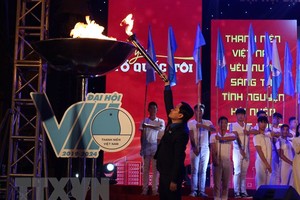 Đồng chí Nguyễn Anh Tuấn, Bí thư Thường trực Trung ương Đoàn, Chủ tịch Hội LHTN Việt Nam thắp ngọn đuốc thanh niên. (Ảnh: Linh Anh/TTXVN)