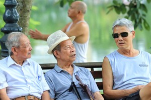 Các cụ già Hà Nội bên hồ Gươm. Ảnh: Giang Huy.