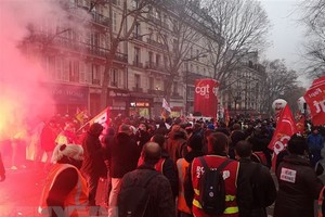 Hàng nghìn người tham gia bãi công phản đối cải cách hưu trí của chính phủ tại thủ đô Paris, Pháp, ngày 5/12. (Ảnh: THX/TTXVN)
