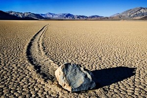 Hòn đá tự di chuyển ở thung lũng Chết. Ảnh: Wikipedia.