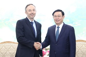 Phó Thủ tướng Vương Đình Huệ tiếp ông Chris Helzer, Phó Chủ tịch Tập đoàn Nike. Ảnh: VGP/Thành Chung